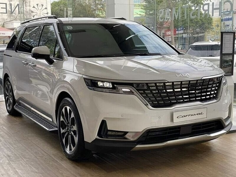 Carnival Signature 7 chỗ